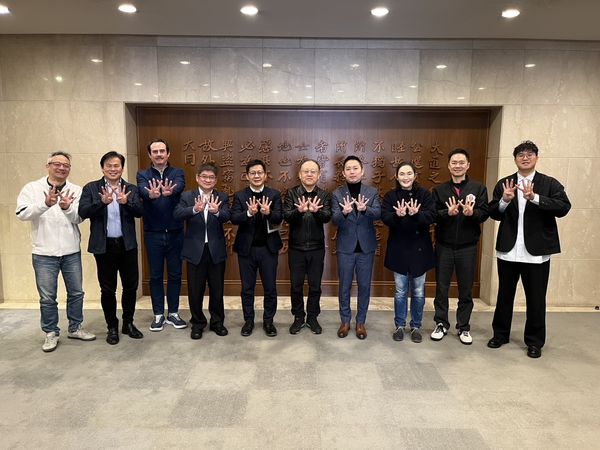 立的举报系